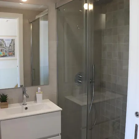 Lisbon, T2 Renewed Duplex With River View, Beato, דירה *