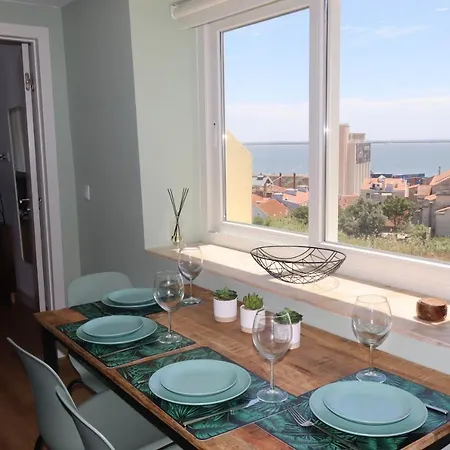 Lisbon, T2 Renewed Duplex With River View, Beato *