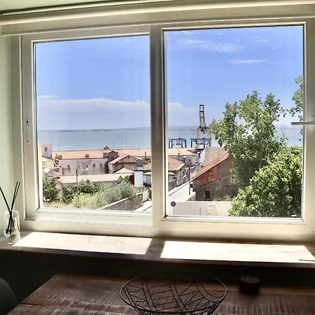 Lisbon, T2 Renewed Duplex With River View, Beato, アパート リスボン