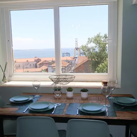 Lisbon, T2 Renewed Duplex With River View, Beato *