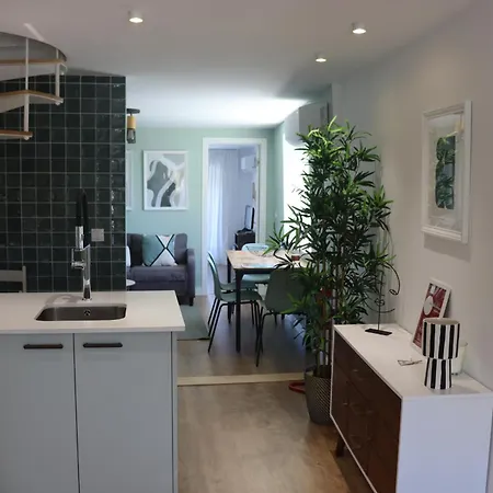 아파트 Lisbon, T2 Renewed Duplex With River View, Beato,