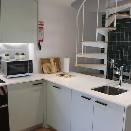 Lisbon, T2 Renewed Duplex With River View, Beato Apartamento Lisboa