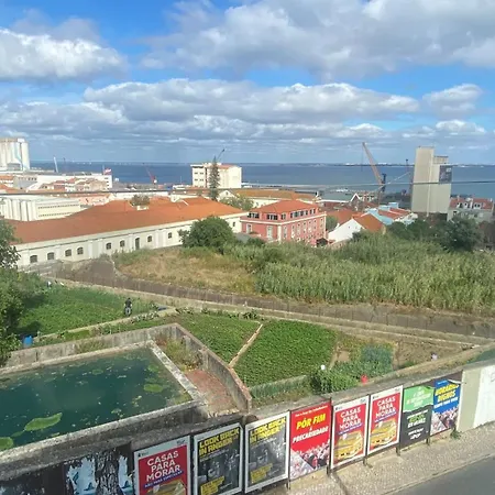 Lisbon, T2 Renewed Duplex With River View, Beato, Apartman Lisboa