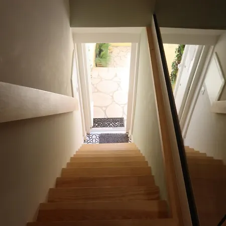 Lisbon, T2 Renewed Duplex With River View, Beato, Apartman Lisboa