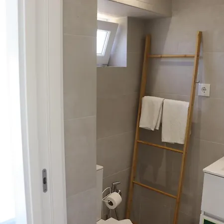 Апартаменты Lisbon, T2 Renewed Duplex With River View, Beato,